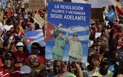 Manifestantes portan una pancarta en la que se apoya el régimen tanto de Fidel como de Raúl Castro. La imagen se tomó en la Plaza de la Revolución durante la celebración del 50 aniversario del desembarco de Bahía Cochinos (hito dentro del castrismo). El acto se realizó el mismo día que el Congreso.