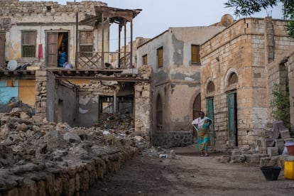 <p>Hoy Massawa parece una ciudad fantasma, semidesierta y parcialmente destruida, donde los ciudadanos tienden a emigrar hacia la capital Asmara y a veces también hacia el extranjero, porque la población tiene pocas posibilidades concretas en este lugar.</p>  <p>Eritrea es un país de muchas caras: desde la declaración de independencia de 1993, su líder político es Isaias Afewerki. Es muy polémico a nivel internacional e incluso fue condenado por la ONU en 2015 por crímenes contra la humanidad a causa de su política interna represiva. El país está gobernado por un régimen dictatorial, con un único partido existente, el Frente Popular para la Democracia y la Justicia. Está prohibido crear nuevos partidos, a pesar de que la Constitución aprobada en 1997 dice lo contrario.</p>