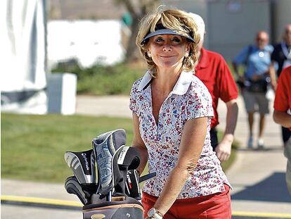 Esperanza Aguierre lleva el carrito de los palos de golf