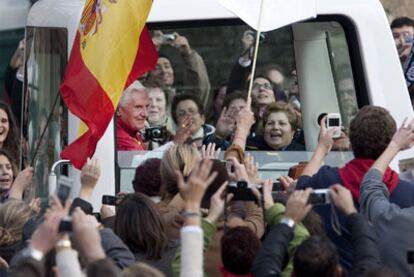 El Papa es recibido por sus seguidores en la Praza do Obradoiro, ayer al mediodía.