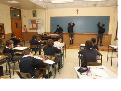 Aula del colegio masculino Erain, en Irún (Guipúzcoa), presidida por un crucifijo.