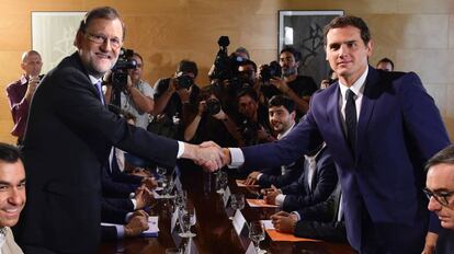 Rajoy y Rivera, tras firmar el pacto de investidura.