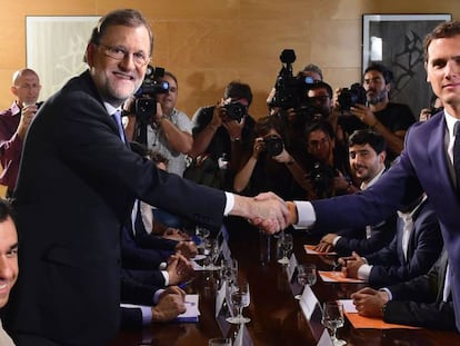 Rajoy y Rivera, tras firmar el pacto de investidura.