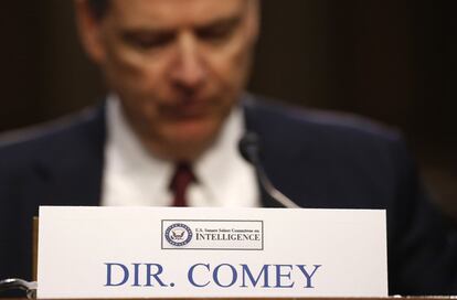 El exdirector del FBI James Comey hace una pausa mientras testifica.