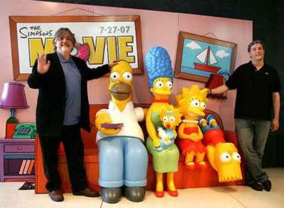 Matt Groening (a la izquierda) y Al Jean, creador y productor de <i>Los Simpson,</i> respectivamente, ayer en Madrid.
