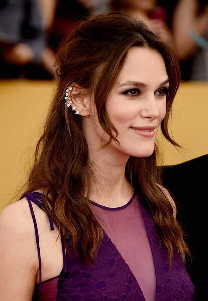 Keira Knightley, también apostó por lucir varios pendientes.