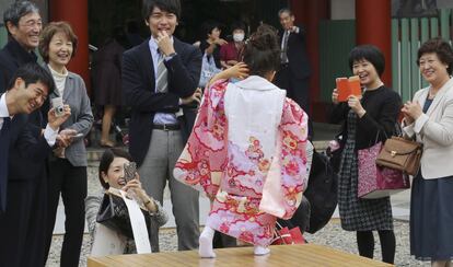 Uma criança vestida com um kimono japonês posa para umas fotos durante uma celebração tradicional em Hie Shrine em Tóquio (Japão), em 7 de novembro de 2015.