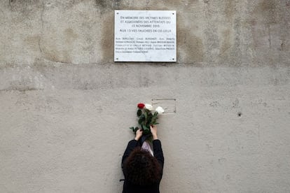 Una mujer deposita flores cerca de los bares Le Carillon y Le Petit Cambodge, antes de una ceremonia conmemorativa por el tercer aniversario de los ataques yihadistas que causaron 130 muertos y cientos de heridos en París y Saint Denis, el 13 de noviembre de 2015. El ministro francés de Interior, Christophe Castaner, explicó hoy que en lo que llevamos de año las fuerzas del orden de su país han abortado seis atentados, y alertó de que la amenaza terrorista se mantiene elevada. 