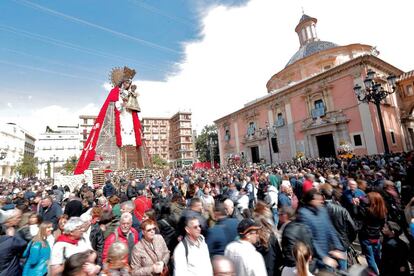 Miles de personas se han acercado a la plaza de la Virgen de Valencia en uno de los días grandes de Fallas.