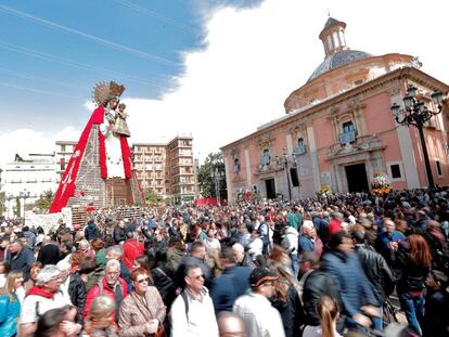 Miles de personas se han acercado a la plaza de la Virgen de Valencia en uno de los días grandes de Fallas.