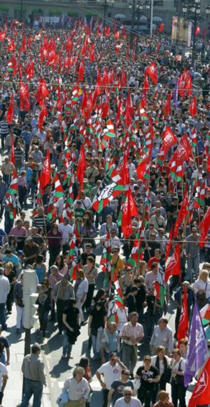Miles de personas apoyaron ayer la manifestación de UGT y CC OO en Bilbao.