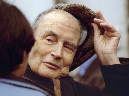 El expresidente de Francia François Mitterrand, tras votar en las elecciones francesas de 1995, en París.