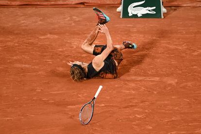 Alexander Zverev cae en la cancha Philippe-Chatrier.