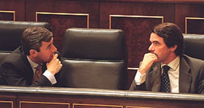 El ministro Ángel Acebes conversa con el presidente del Gobierno, José María Aznar, durante el pleno que debatió las enmiendas a la Ley de Partidos.
