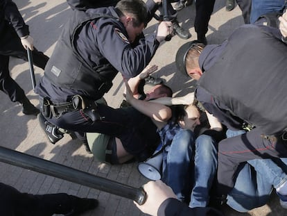 Várias pessoas são paradas durante uma manifestação contra Putin. em Moscou.