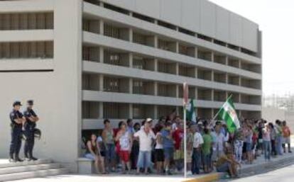 Decenas de afiliados al Sindicato Andaluz de Trabajadores (SAT), antiguo SOC, irrumpen en la sede central de la Radiotelevisión Pública andaluza (RTVA), en San Juan de Aznalfarache (Sevilla), y ocupan un plató de informativos. EFE/Archivo