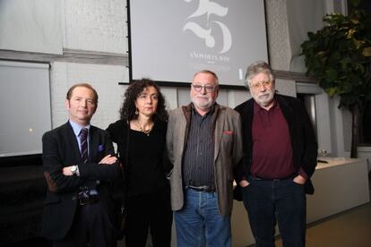 De izquierda a derecha, Roberto Blanco Vald&eacute;s, Helena B&eacute;jar, Fernando Savater y Josqu&iacute;n Estefan&iacute;a, en la biblioteca Eugenio Tr&iacute;as, en la celebraci&oacute;n de los 25 a&ntilde;os de &#039;Claves&#039;. 