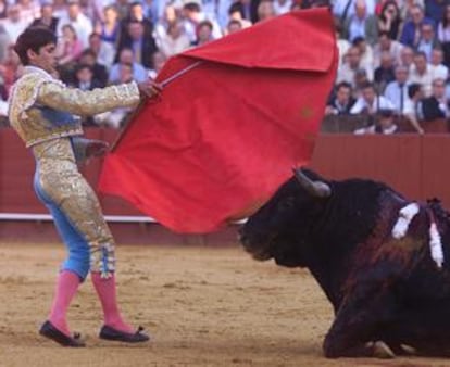 Rivera Ordóñez intenta levantar a su segundo toro, que se echó durante la faena de muleta.
