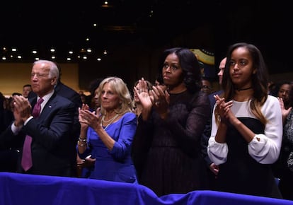 De izquierda a derecha, el vicepresidente Joe Biden junto con su mujer Jill, y Michelle Obama y su hija escuchan el discurso del presidente de los Estados Unidos.