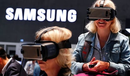 Usuarios prueban las gafas de realidad virtual de Samsung.