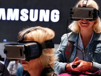 Usuarios prueban las gafas de realidad virtual de Samsung. 