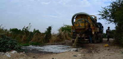 Un camión cistera esparce aguas residuales a las afueras de Saint Louis (Senegal).