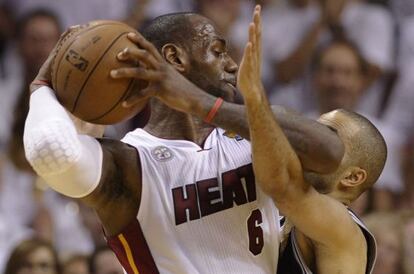 LeBron James, ante Tony Parker.