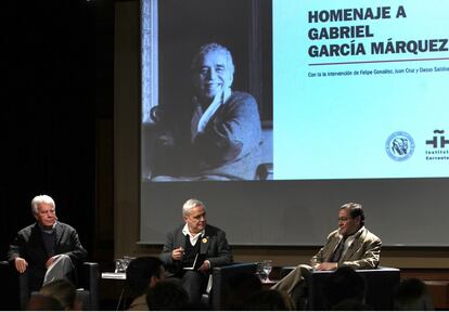 Felipe Gonz&aacute;lez, Juan Cruz y Dasso Sald&iacute;var, en el Homenaje a Gabriel Garc&iacute;a M&aacute;rquez en el Instituto Cervantes.