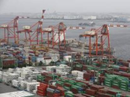 Japón registró en julio un déficit comercial de 1,02 billones de yenes (7.869 millones de euros), con lo que ya acumula más de un año consecutivo con saldo negativo ante el aumento constante de las importaciones.
