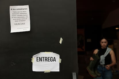 Voluntarios se preparan para acudir las zonas afectadas por la dana en Valencia, el 7 de noviembre. 