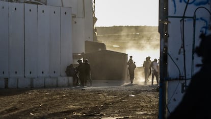 Imagen tomada en febrero de 2024 en Erez, donde los soldados israelíes dejan pasar a los colonos hacia Gaza.