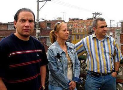 Jorge (izquierda), Nora y Ariel, médicos cubanos que esperan en Bogotá un visado para EE UU.