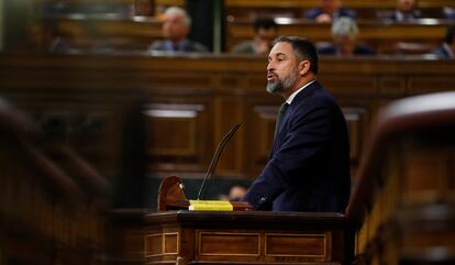 Santiago Abascal, líder de Vox, defiende la moción de censura desde la tribuna de oradores. 