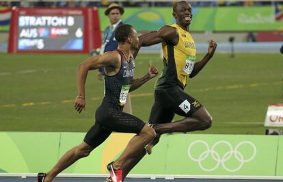 La sonrisa de Usain Bolt es un claro indicativo de que para él batir récords mundiales es casi un juego. En la semifinal de 200 metros lisos, el plusmarquista tuvo tiempo para bromear con el canadiense Andre De Grasse antes de acercarse a la meta. Durante los 19.78 segundos que le llevó recorrer esa distancia, el jamaicano se midió con su rival, al que solo sobrepasó en dos centésimas. Al final la carrera, De Grasse reconoció que solo estaban jugando. “Tenía que presionarlo un poco, ya sabes, para ver qué se había dejado en el depósito”. Antes de lograr el segundo puesto, el corredor aumentó la velocidad y estuvo a punto de sobrepasar a Bolt. Pero este le espetó riendo: “¿Qué estás haciendo, si solo son las 'semis'?”. Con esta actitud tan relajada contrastan los gestos del resto de competidores, que no parecían tener tiempo para las chanzas.