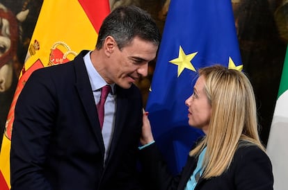 El presidente del Gobierno español, Pedro Sánchez, y la primera ministra italiana, Giorgia Meloni, en la rueda de prensa conjunta celebrada el miércoles en Roma.