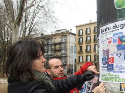 El portavoz de Gesto por la paz, Jesús Herrero, coloca un cartel de la última manifestación del colectivo.