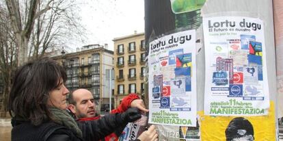 El portavoz de Gesto por la paz, Jesús Herrero, coloca un cartel de la última manifestación del colectivo.