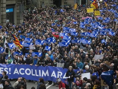 Miles de personas participan en la manifestaci&oacute;n en favor de la acogida de refugiados en Barcelona, el pasado s&aacute;bado.