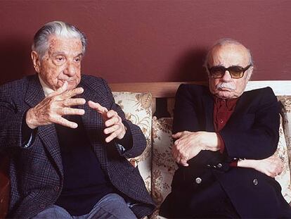 Roa Bastos, a la izquierda, y el argentino Ernesto Sábato, durante un encuentro en Asunción en 1998.