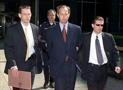 David Myers acompañado por dos agentes del FBI tras su detención.
