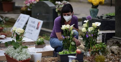 Una mujer contempla la tumba de su madre en el Cementerio Monumental de Bérgamo, en la región italiana de Lombardía, la más afectada por el coronavirus. 