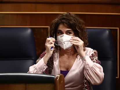 La ministra portavoz y de Hacienda, María Jesús Montero, en la sesión plenaria celebrada este jueves en el Congreso de los Diputados.