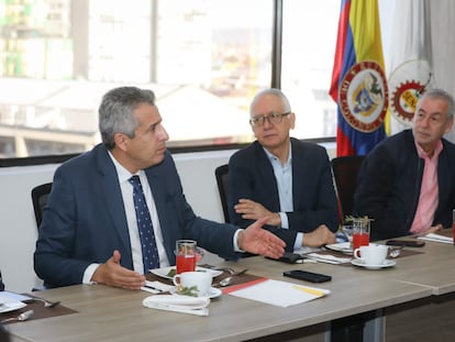 Luis Fernando Velasco, ministro del Interior; Guillermo Jaramillo, ministro de Salud, y Jorge Eduardo Londoño, director del SENA, durante la reunión para la recuperación de centros de salud, en Bogotá.