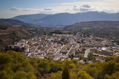 Vista general del pueblo Nigüelas, con el Valle de Lecrín al fondo (Granada).