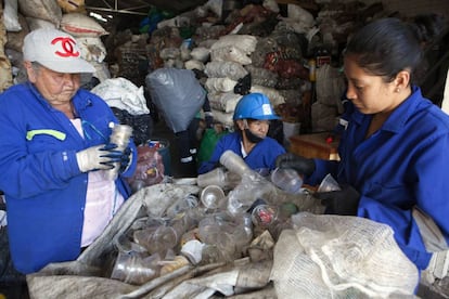 Tres mujeres de la Asociación de Recicladores de Bogotá trabajando en una de las más de 400 llamadas bodegas repartidas por toda la capital, donde se almacena el material reciclable.