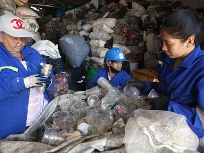 Tres mujeres de la Asociación de Recicladores de Bogotá trabajando en una de las más de 400 llamadas bodegas repartidas por toda la capital, donde se almacena el material reciclable.