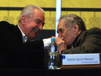 Gabriel García Márquez besa la mano a Álvaro Mutis, homenajeado ayer en la Feria del Libro de Guadalajara.