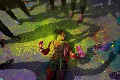 Una estudiante es rociada de polvos de colores durante la celebración del Holi en Chandigarh (India), el 2 de marzo de 2018.