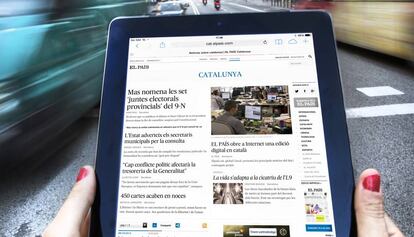 Un usuari amb una tauleta amb la versió catalana de EL PAÍS.