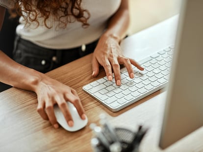 Una mujer teletrabajando desde casa